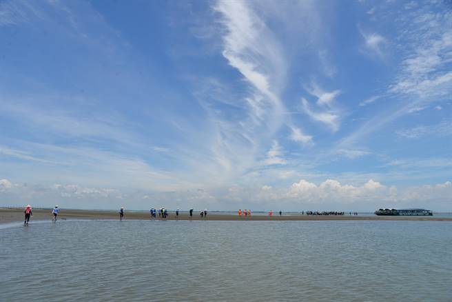 外伞顶洲是台湾沿海最大沙洲，目前面积约1000公顷，行政画分属口湖乡，云林县府日前宣布启动外伞顶洲离岸风机设置开发计画，盼达成观光、固砂、绿能一举三得。（云林县政府提供）