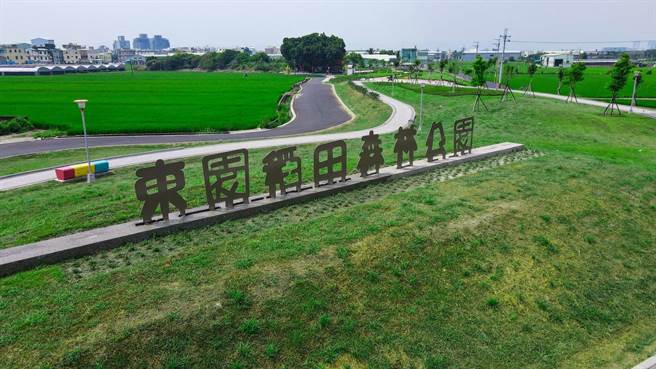 台中市政府推动「公墓转型绿美化」工程，打造乌日区第四公墓变身成为「东园稻田森林公园」，热闹启用。（台中市府提供／林欣仪台中传真）