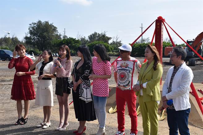 后龙百变影城文创园区29日举行动土典礼，业者邀请多位艺人前来造势。（谢明俊摄）