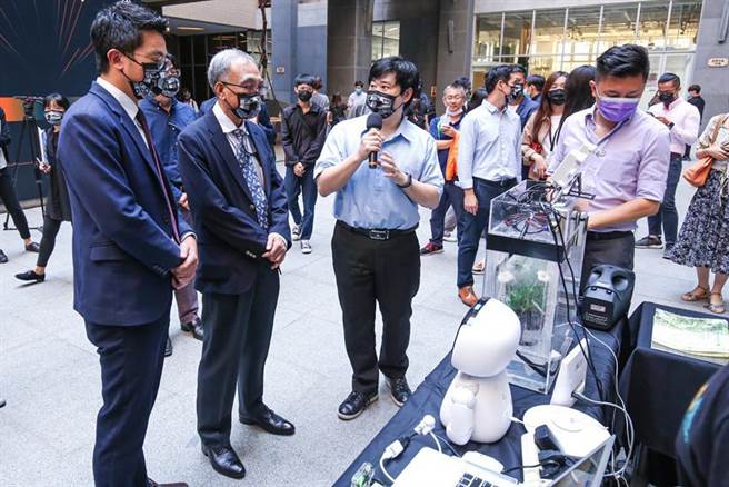 加工处处长杨伯耕（左2）与经发局局长廖泰翔（左1）聆听庆奇科技总经理许益祥（左3）介绍智栽农业。图／经济部
