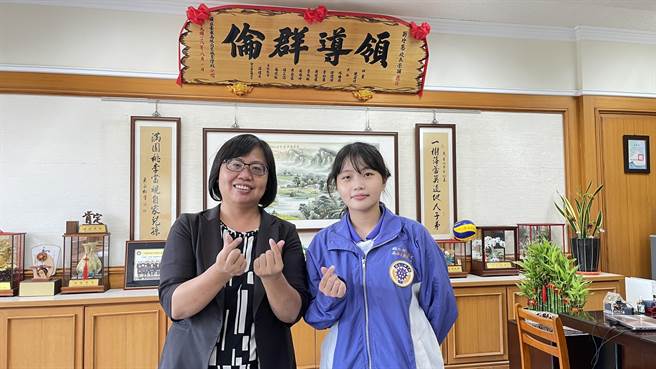 二林工商综合高中部一乙曾钰媗（右），坚强勇敢的捐骨髓给罹患血癌的妈妈、又陪伴爸爸一起走过失去妈妈的伤痛，她立志未来要考取检察官，实现对妈妈的承诺，孝行孝心让校长刘玲慧（左）感动又不舍。（谢琼云摄）