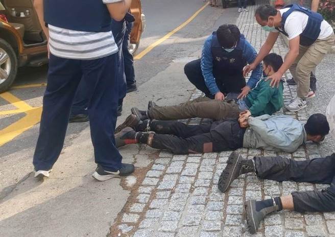 越南籍山老鼠，在仁爱警分局前被查获送法办。（仁爱警分局提供／廖志晃南投传真）