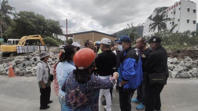 台东县太麻里乡居民土地地上物遭乡公所强行拆除，引发居民抗议。（民眾提供／蔡旻妤台东传真）