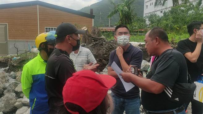 台东县太麻里乡居民土地地上物遭乡公所强行拆除，引发居民抗议。（民眾提供／蔡旻妤台东传真）