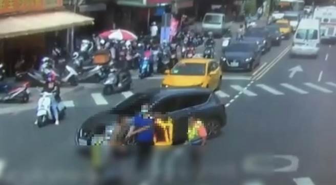 三重男地下道前指挥交通　莫名遭小货车驾驶殴打　警方调查中(翻摄照片／戴上容新北传真)