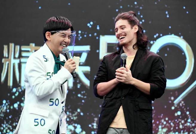 星二代周厚安将主持综艺节目《开拍吧孩子》，左为黄子佼。（华视提供）