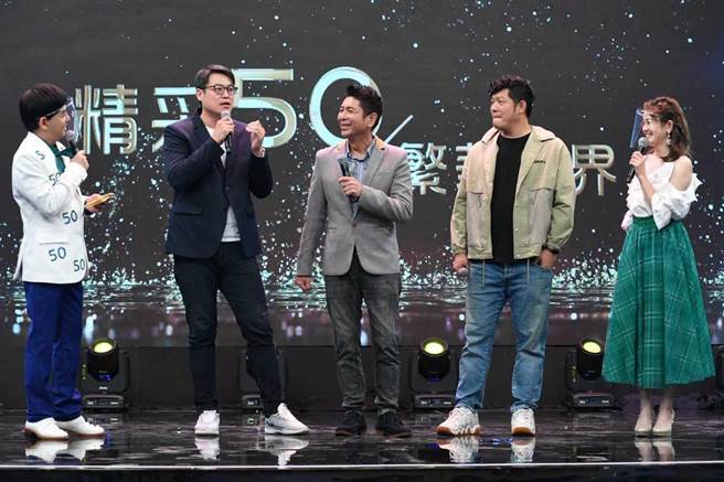 黄子佼和主播庄雨洁担任《华视50周年台庆特别节目》第5集《祝华视50周年生日快乐》主持人。（华视提供）