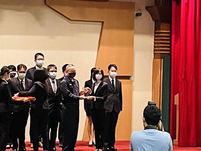 头份警分局侦查队侦查佐彭美雯荣获今年全国模范刑警，日前北上刑事局接受警政署长陈家钦颁奖表扬。（头份警分局提供／谢明俊苗栗传真）