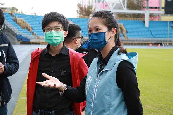 林亮君（右）今年4月23日与另一位市议员苗博雅会勘台北田径场。（林亮君办公室提供）