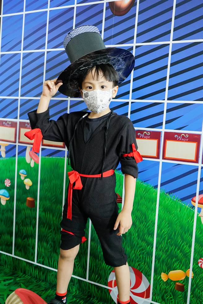 「哇！好有创意！」学生装扮秀的服装、道具、场景一次到位，表情更是维妙维肖，掀起一波波高潮。（葳格提供／卢金足台中传真）