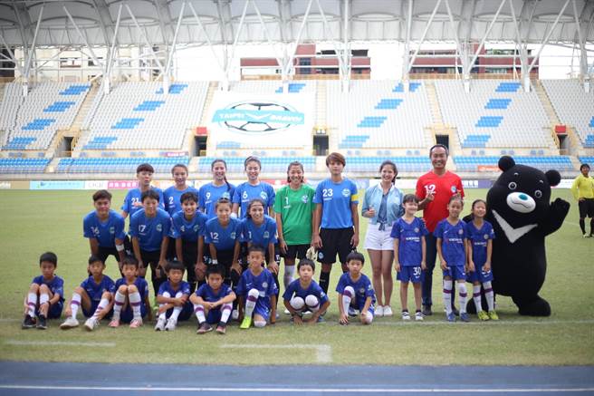 林亮君（右六）去年到木兰联赛台北熊讚主场担任开球嘉宾。（木兰联赛脸书粉专翻摄）