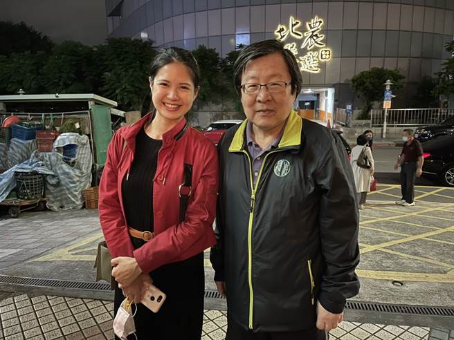 中华足协理事长邱义仁（右）恭喜林亮君当选北市足协理事长，喜见年轻新血投入推展足球运动。（李弘斌摄）