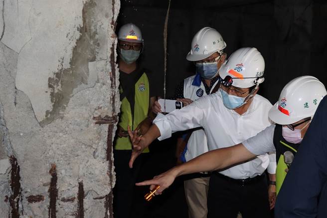 高雄鼓山区仁爱河滨商城屋龄约40年且屋况极差，经相关单位办理建物结构鑑定，发现地下室有89支柱子现况已有爆裂情形，损坏相当严重，整体建筑物具有极高危险性。（高市府都发局提供／洪浩轩高雄传真）