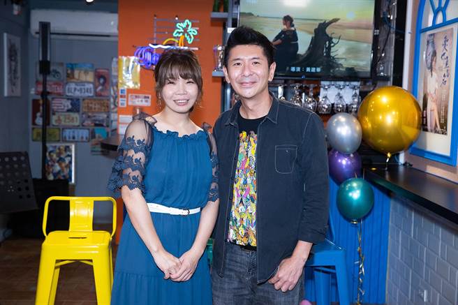 荒山亮（右）昨到场力挺陈衣宸直播记者会。（音圆唱片提供）