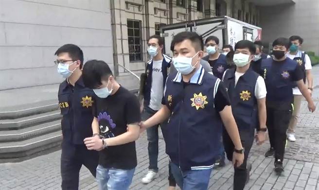警方将巫姓男子等5人逮捕送办。（翻摄画面／林郁平台北传真）