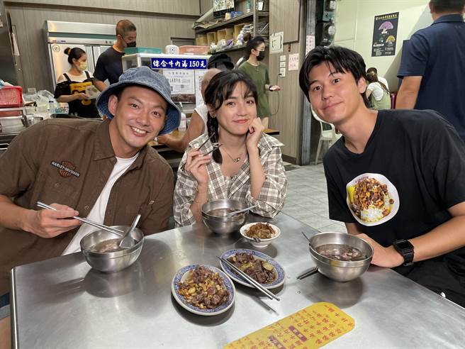 威廉、风田及朵拉主持《食尚玩家热血48小时》，对美食、旅游都有更深的研究。（TVBS提供）