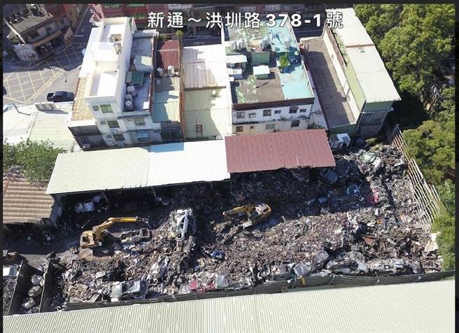 市议员舒翠玲指出，新通企业虽是合法废车场，但多年屡次违规已被告发10次，空拍图显示农地上都是黑水，质疑该厂区未做好污水处理。（桃园市议员舒翠玲提供／陈梦茹桃园传真）