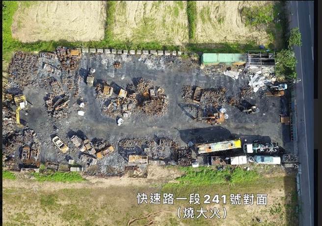 市议员舒翠玲说，快速路一段241号对面的废车场上月底发生大火，现在仍可见有不少废弃车辆。（桃园市议员舒翠玲提供／陈梦茹桃园传真）