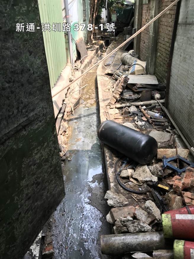 市议员舒翠玲表示，新通企业环境杂乱，废油、废水直接排出，多年屡次违规已被告发10次。（桃园市议员舒翠玲提供／陈梦茹桃园传真）