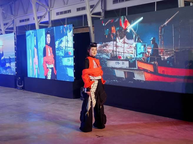 第2届Look台味服装设计大赏一共徵得全国92组团队参加，由刘品洋的作品「潮骚」获得首奖，29日举办百工职人走秀展示所有得奖作品。（邱立雅摄）