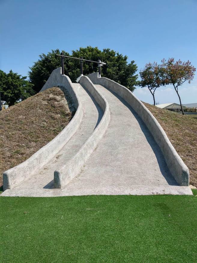 斗南镇他里雾埤公园整新建的溜滑梯弯度设计不良，过弯时容易打转。（周丽兰摄）