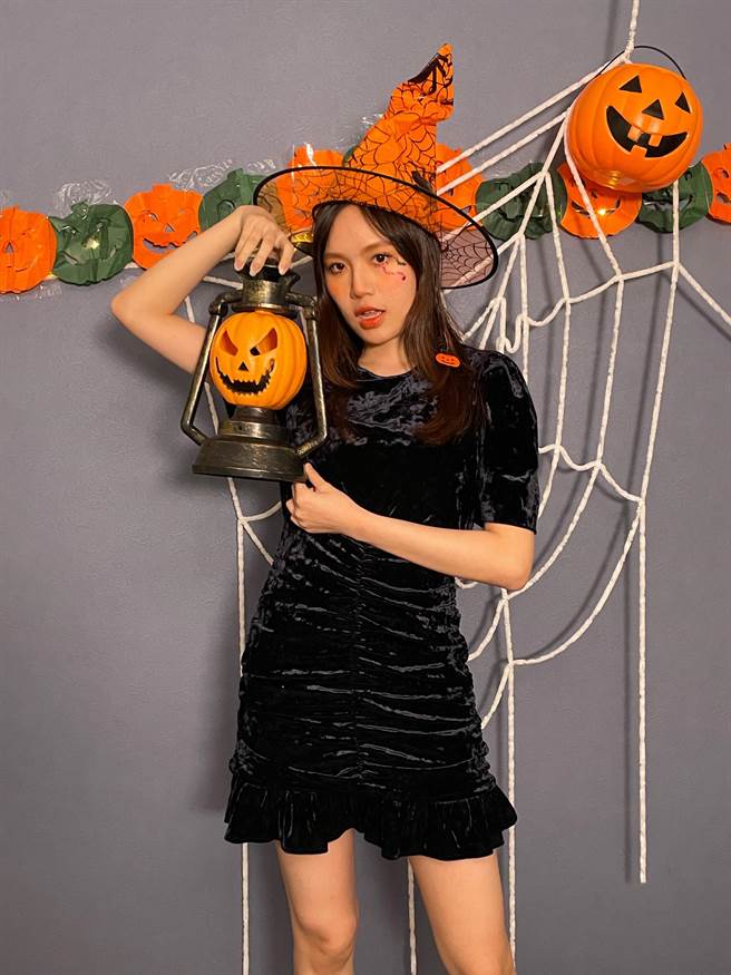 文慧如萬聖節扮女巫。（17LIVE提供）