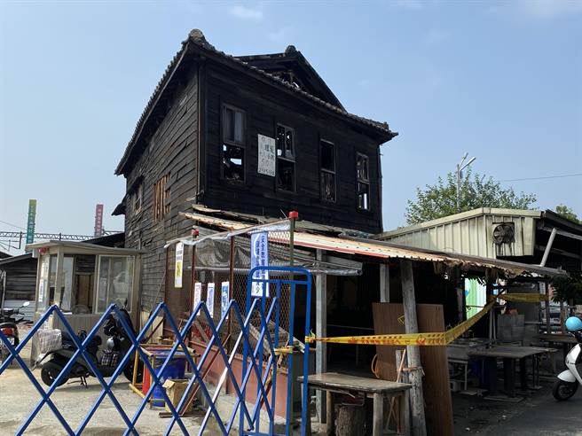 嘉義市北興陸橋下兩棟毗連百年檜木老屋遭祝融之災。（廖素慧攝）