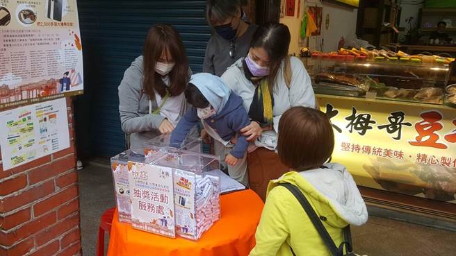 新北市推出加倍券振興，而轄內各商圈活動也在10月份陸續起跑，多數商圈只要消費滿百元就有機會抽中Apple Watch、iPhone13、平安金牌等好禮。（經發局提供）