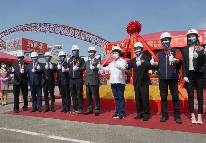 总投资金额近65亿元的汉神洲际购物中心，29日举行开工动土典礼，台中市长卢秀燕（右4）、国扬集团创办人侯西峰（右3）、午资开发董事长罗闳逸（右5）等人主持。（黄国峰摄）