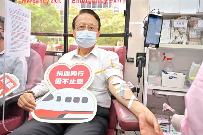 台湾高铁公司董事长江耀宗带头挽袖，号召大家一同加入捐血行列(台湾高铁提供)