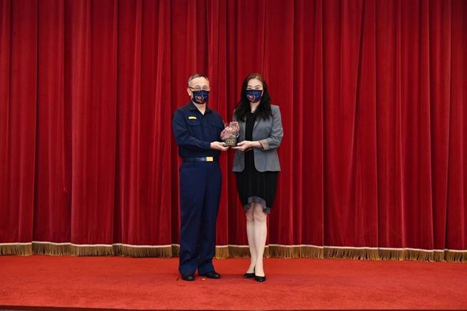 警政署长陈家钦颁奖给中国信托副总经理何庆媛等业者，感谢金融机构协助反诈骗。（翻摄画面／林郁平台北传真）