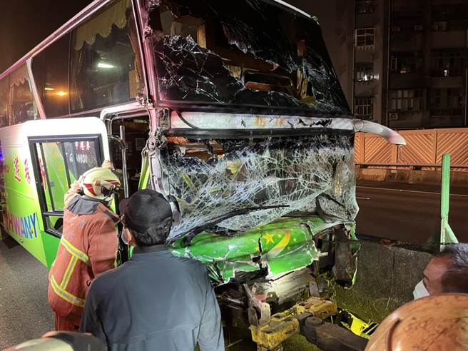 遊覽車駕駛受困，消防人員正協助脫困。（民眾提供）