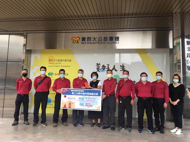 桃園市消防局第二大隊興國義消分隊，29日前往黃烈火基金會捐贈愛心善款，以實際行動回饋社會。（消防提供）