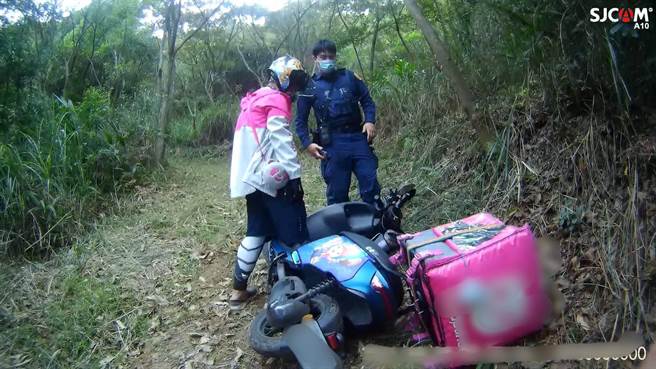 桃园市30岁陈姓外送员29日9时许在桃园区接单外欲送龟山区光峰路客户，走捷径意外摔车，所幸警方救援。（翻摄照片）