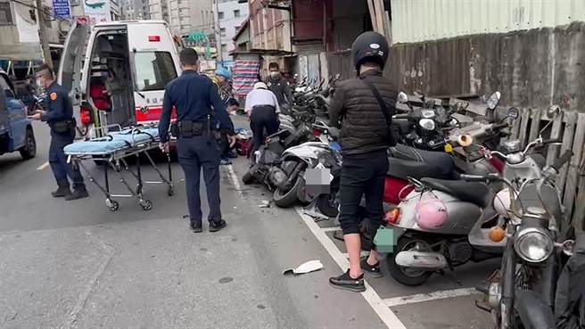 新北市中和警分局巡逻车往左闪避后衝至对向车道，先与1辆机车发生擦撞再波及14辆机车、1辆汽车，造成1人轻伤送医。(翻摄)