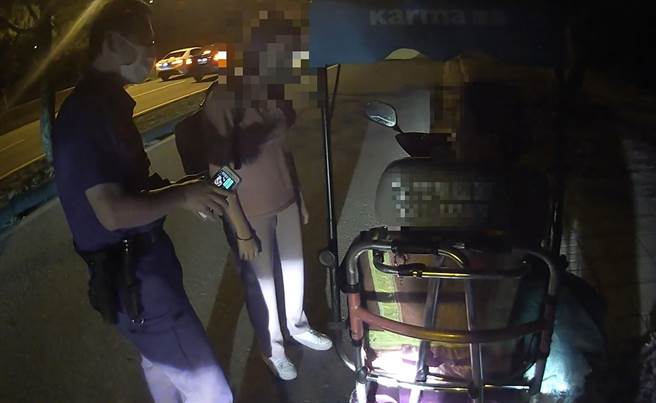 患有失智症的77岁老妇人，骑着电动车外出至深夜仍未归，台中市警察局雾峰分局成功派出所员警，凭着他所无线电中的对话，找到老妇人。（雾峰分局提拱／黄国峰台中传真）