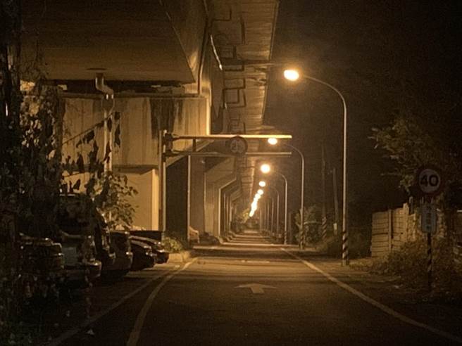 長榮大學校外道路的路燈，在案發後都點亮了。（本報資料照片，曹婷婷攝）