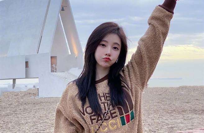 大陆第一网红冯提莫人美歌声甜，在网路唱歌爆红后，更进军演艺圈发展。(取自冯提莫微博)