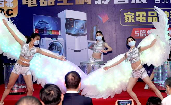 「2021台北3C电脑电器空调影音大展」29日开幕，主办单位请来带着翅膀的舞团表演，期望景气能够一飞衝天。（郑任南摄） 