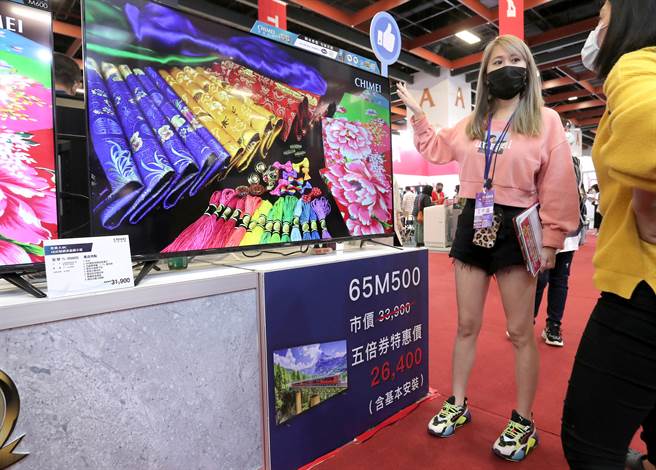 参展厂商为促销民眾使用5倍券，现场贴出5倍券的优惠措施欢迎民眾使用。（郑任南摄） 