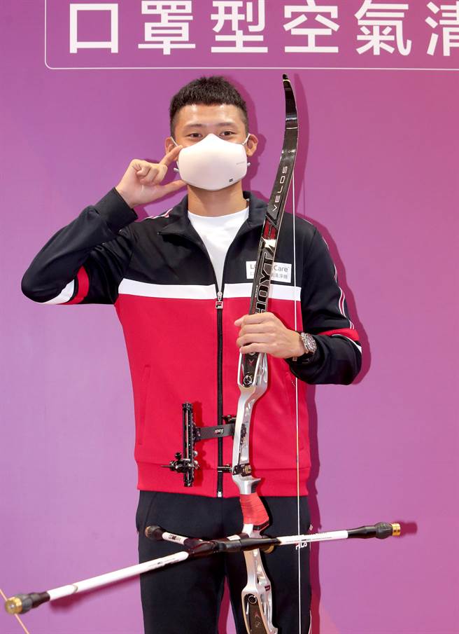 参展厂商请到东奥射箭银牌选手汤志钧为新上市的口罩型空气清净机代言，口罩内的清净风扇可以提供使用者足够的乾净空气不会觉得闷热喘不过气。（郑任南摄）