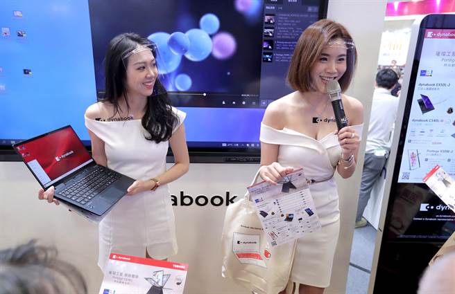 参展厂商请来辣妹促销笔电商品，与民眾互动介绍笔电。（郑任南摄） 