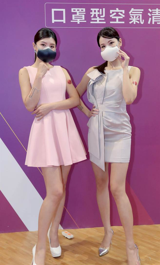 参展厂商请到女模展示新上市的口罩型空气清净机，口罩内的清净风扇可以提供使用者足够的乾净空气不会觉得闷热喘不过气。（郑任南摄） 