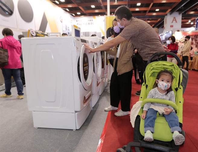 参展厂商纷纷推出5倍券的优惠，吸引许多想购买家电的民眾全家蒞临参观选购。（郑任南摄） 