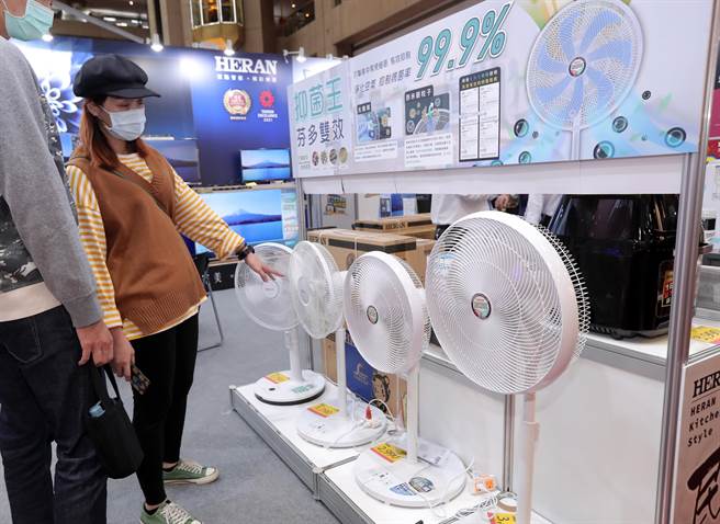 参展厂商推出具灭菌效果的防疫风扇，号称可以抑制99.9％的病菌，得到民眾的关注。（郑任南摄）