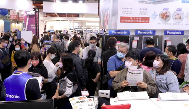 参展厂商纷纷推出5倍券的优惠，吸引许多想购买家电的民眾参观，挤满几家大型家电公司的展场，参观选购。（郑任南摄） 