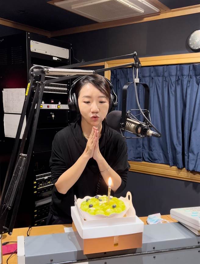 陶晶莹欢庆52岁生日北海岸啖海鲜竟遇火烧车意外。