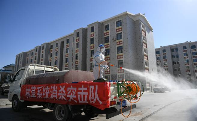 最近内蒙古出现疫情，居民社区进行大规模消毒。（图／新华社）