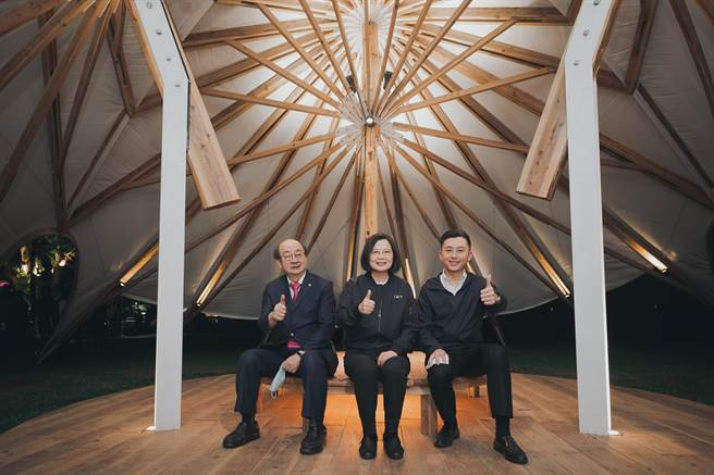 蔡英文总统（中）29日晚间到新竹市参加光临艺术节欣赏光雕等作品。（新竹市府提供／邱立雅竹市传真）