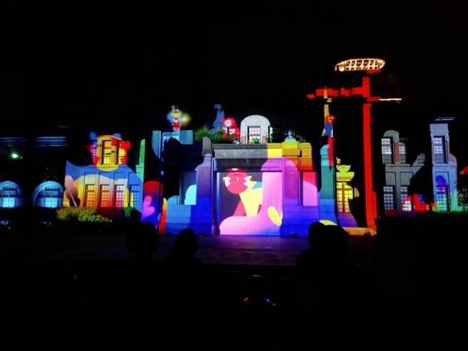 蔡英文总统与立委柯建铭在新竹市长林智坚陪同下一同欣赏光雕作品。（邱立雅摄）